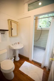 Tranquil Treehouse Cottage, King Bed, River View - Image 4