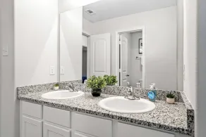 Crew + Relocation Stay | 3BR • Big Yard - Image 3