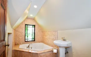 Beautiful English Mansion, 1/4 mile from Lake and close to Arts & Entertainment - Image 3