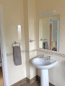 Maison impeccable de 3 chambres avec jardin privé sécurisé - Image 5