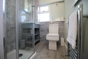 Stylish 3 Bedroom Loft Apartment - Free Parking - Fast WiFi - by PROPERTY PROMISE - Image 5
