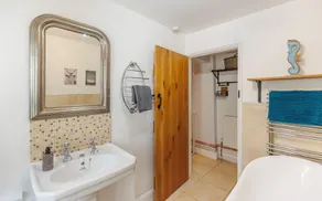 1 Apse Castle Cottage - Chocolate Box Cottage, Dog-Friendly 16th Century Cottage, surrounded by Ancient Woodland in Shanklin - Image 4
