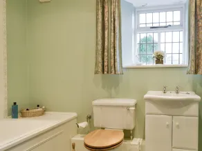 2 bedroom accommodation in Harrogate - Image 2