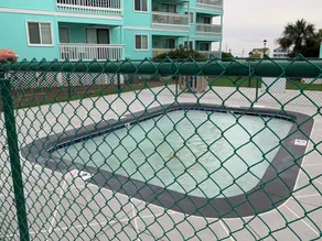 Ocean-Side-Wohnanlage mit Pool und Kinderbecken - Image 2