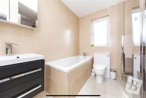 Stunning 4-bed House in Gidea Park - Image 3