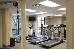 Studio | Free Breakfast. Outdoor Pool. Gym. - Image 2