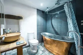 St Davids Hideaway with Roll-top Bath & Log Burner - Image 4