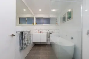 Bright Airy Beach Cottage - Image 4
