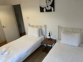 Elderpark Apartment 4 - Image 3