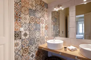 Stylish, private apartment at village centre, WiFi, pool, walk to amenities - Image 3