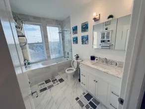Sun Drenched Penthouse with Million Dollar View - Image 3