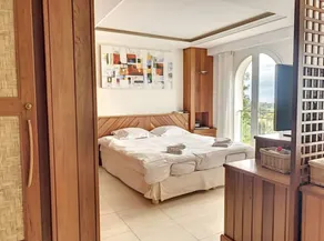 Beautiful wooded villa with sea view - Image 4