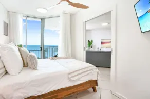 Luxury Waterfront Condo with Stunning Ocean Views in the Heart of Cairns - Image 5