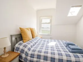 POW-WOW SHORE COTTAGE, pet friendly, with open fire in Annan - Image 5