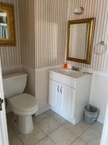 AH #25 · AH #25 King Suite w/Jacuzzi/Shower/Fridge/Micro - Image 2