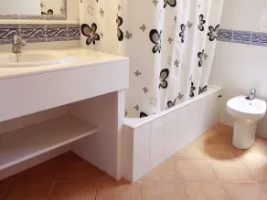 Magnifique villa de trois chambres, construit sur un seul niveau. - Image 2