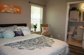 NEW!Calming & Peaceful Retreat for R&R*Huge backyard* Minutes to Activities - Image 5