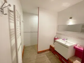 Charming Countryside Cottage with Private Lake, Terrace, and Modern Amenities - Image 2
