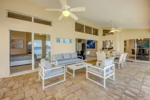 Superbes vues sur l'eau, grande terrasse de piscine, maison avec table de billard et beaucoup de confort - Image 5