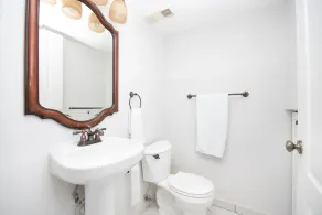 Beautiful 2brm condo w free parking fast WiFi - Image 4