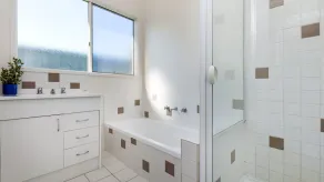 A 4 bedroom home in South Beach - Image 2