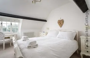 WILLOW VALE, pet friendly, with a garden in Snowshill - Image 5