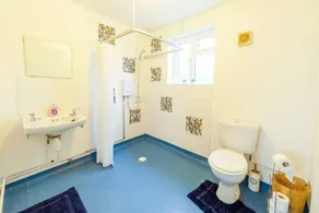 4 Bed - 2 Baths 1 Walk in Shower Lots of Parking - Image 3