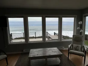 På stranden. Ja, på stranden.  Det handler om udsigten og er på stranden - Image 2