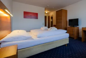 Comfort double room facing the side street - Image 5