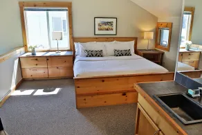 Waterfront 2 bedroom condo - private deck offering spectacular views - Image 4