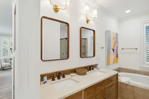 High-End Beach Home, Walking Distance to Beach & Close To Town - On The Half Shell! - Image 3