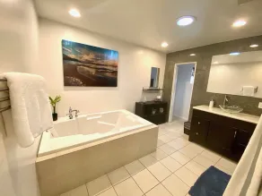 4 Bed/3 Bath, Private Hot tub, patio Parking + 5 bikes Included! Families only.. - Image 5