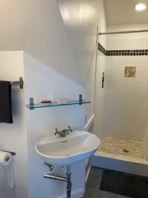 Private  Spacious  Pet Friendly  Studio / Loft - Image 4