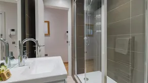 Bank Serviced Apartments by LovelyStay - Image 3