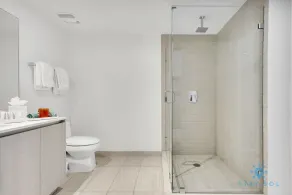 Luxury Condo with Jacuzzi and Amenities - Image 4