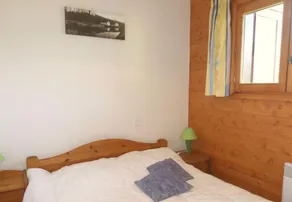 Overfladeareal: ca. 32 m². 2. sal. Orientering: Nord, vest. Soveværelse med dobbeltseng - Image 3