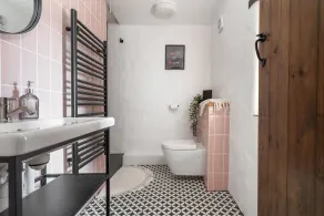 Spacious home, walk to 3 beaches - Image 3