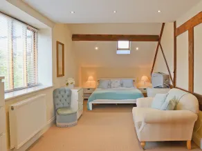 4 bedroom accommodation in Alvechurch - Image 5