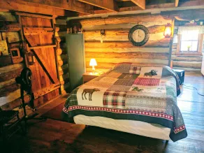 Private Lakefront Log Cabin Near Hermann Wine Country Sleeps 8 - Image 5