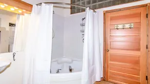 Mysig tillflyktsort på en sjö med privat brygga, uteplats och utsikt från alla rum - Image 5