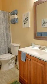 Cozy 2-bedroom guesthouse with dedicated workspace - Image 5