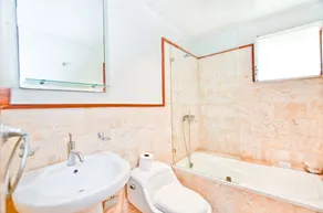 Comfortable 2 Bdrm 2nd level condo near the beach, and all ammenities - Image 3