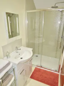Glendale Guestrooms - Image 3
