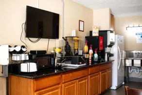 Brentwood inn & Suites - Lynchburg - Image 3