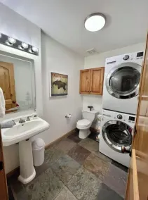 Spacious Eden Retreat – Modern Comfort, Scenic Views & Room for 11 - Image 5