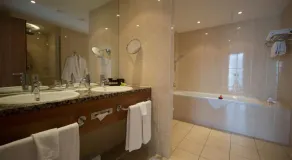 In the heart of Erfurt - standard room at Hotel Dorint - Image 5