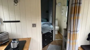 Tranquil Cabin Retreat- Sleeps 2 Parking - Image 2