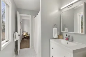 Moderne, renovierte Sommervermietung in East Hampton, nur wenige Minuten vom Strand entfernt - Image 2