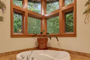 *NEW LISTING* Beautiful Lake Front Home w/ Hot Tub. Close to Downtown Florence and Dunes - Image 4