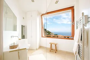 Luksus villa-lejlighed med panoramaudsigt over havet og lille privat have - Image 4